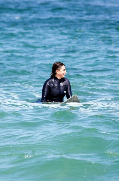 Claudia de "Desierto Verde" en clases de Surf