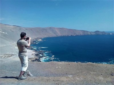 Turista fotografiando Pisagua.