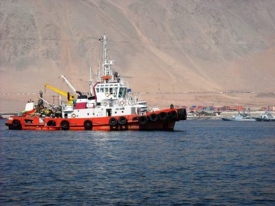 Barco pesquero en la bahía de Iquique