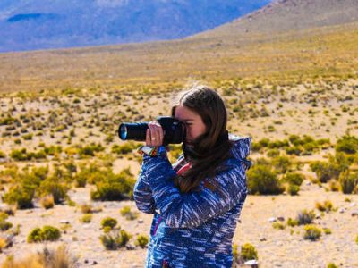 Turista fotografiando en Altiplano de Parinacota