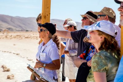 Guía y turistas frente a los Geoglifos