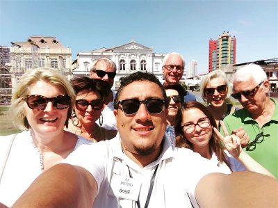 Guía "Desierto Verde" con turistas en Plaza Prat
