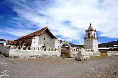 Iglesia y campanario de Isluga