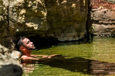 Turista en Termas de Chusmiza