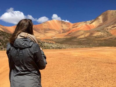 Turista observando las Montañas de colores Suriplaza