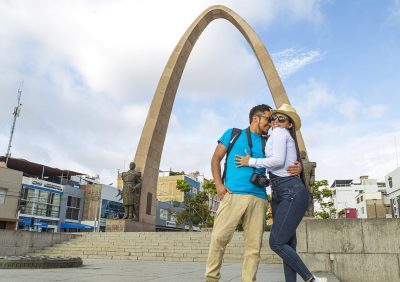 Turistas en Arco de la Alianza de Tacna