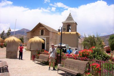 Turista en Iglesia de Socoroma