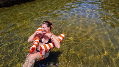 Turista en Termas de Chusmiza