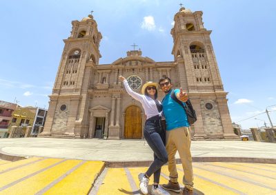 Turistas en Catedral de Tacna